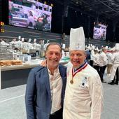 Souvenir du @sirha_lyon 2023 👨🏼‍🍳✨
Une belle rencontre sur la scène du Bocuse d'or, avec notre ami chef @eric_briffard ! 
À bientôt chef, merci pour votre confiance depuis tant d'années...🐓🇫🇷

#mof #sirha #sirhalyon #ericbriffard #grandchef #gastronomie #meilleurouvrierdefrance #cuisine #chef #excellence #volailledebresse #aop #terroir #food #respect @lecordonbleuparis @meilleurouvrierdefrance @volailles_clugnet_bastin