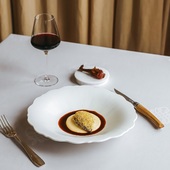🍽️ Le pigeon Miéral au menu du @refuge.des.gourmets ⭐️

Un plat généreux et réconfortant, entre lac et montagne.
Notre pigeon Excellence Miéral, tendre et rosé, est accompagné d’un diot fumé, de marzuolus (champignons printaniers), d’une émulsion de polenta, d’un jus au carvi et d’un chou rouge en pickles 🐓🇫🇷

📸 Une belle interprétation de saison signée par le chef @chanove_hubert du Refuge des Gourmets à Machilly (74).