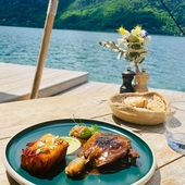 Ça donne envie d’y être 🐓🇫🇷
Une assiette gourmande et pleine de couleurs, qui ravit les papilles et les pupilles avec cette vue imprenable sur le lac d’Annecy 🌤️🤌🏼

Rendez-vous chez @lescassines pour déguster nos jolies Canette Prince des Dombes !

@pierre_egx @volaillesmieral.cyrille #volaille #canette #mieral #annecy #foodie #chef #cuisine