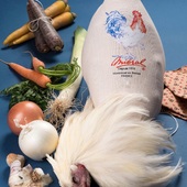 La saison du Chapn de Bresse est ouverte🐓🎄

Vous nous demandez souvent pourquoi ce dernier est habillé d’un corset, bien serré, en toile de lin et de coton…

L’emmaillotage est pratiqué uniquement sur une petite part de la production de nos volailles en fin d’année (chapon, poularde et coq roulés), cette présentation consiste à envelopper la volaille d’une toile fortement cousue. 

Ce savoir-faire ancestral fut imaginé pour faciliter la conservation ainsi que le transport des volailles. Du fait de son emmaillotage, sa conservation est beaucoup plus longue, presque 21 jours. De plus, il est important de laisser rassir la volaille entre 12 et 15 jours pour une subtilité incroyable !

En effet, la compression fait pénétrer la graisse dans les chairs et  c’est elle qui contient les meilleurs sucs.

👉🏼 nos quantités sont limitées alors rdv dès que possible sur notre boutique en ligne !
MIAM ✨

#miam #gourmand #recette #noel #poulardedebresse #poularde #aop #savoirfaire #ancestral #terroir #gastronomie #plaisir #foodlovers #food #foodies #atable #bresse