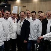 Un plaisir de recevoir sur notre stand des chefs Meilleurs Ouvriers de France, qui, au quotidien, transmettent leur savoir-faire et leur passion notamment dans les écoles hôtelières 🇫🇷✨

Ces artisans de l’excellence forment les talents de demain, partageant avec générosité les valeurs d’exigence, de transmission et de respect des produits, si chères à notre maison🐓

Merci à ces formateurs d’exception, véritables bâtisseurs de l’avenir de la gastronomie 👏🏼

📸 @margotreinartz 
#MOF #gastronomie #volailledebresse #mieral #aop #formation #écoleshôtelières #excellence #bresse #passionculinaire