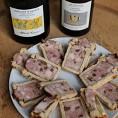 Accord parfait pour un apéritif gourmand et épicurien✨🥂
Ici, nous dégustons notre fameux Pâté en croûte volaille et raisin avec un verre de vin du @domainealbertmann !

#gastronomie #patecroute #albertmann #mieral #apéritif #foodlover #foodie #bresse #aop #terroir #chef #vigneron