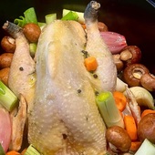 Un joli poulet de Bresse Miéral qui mijote 🐓🇫🇷 Cuisson douce en cocotte avec légumes et aromates. Légumes de cuisson confits, poêlée d’épinards, jus de cuisson réduit et sauce légèrement crémée au bleu de Bresse. Un régal pour ce long week-end à venir 🤤

📸 @bertrand_stos 
#pouletdebresse #mieral #poulet #bresse #aop #cuisine #gastronomie #chef
