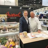 Jour 3 @sirha_lyon - Visite de chefs avec @georges_blanc_officiel président du Comité interprofessionnel des volailles de Bresse et chef triplement étoilé ✨
📍Retrouvez-nous dans le Hall 6 6G84 ! 

#savoirfaire #miam #lyon #clugnet #volaille #volailledebresse #pintade #terroir #aop #hallesdelyon #foodies #food #instafood #pierrebastin #cuisinefrancaise #cuisinelyonnaise # #sirha #bocusedor #restaurant #volaille #pouletdebresse @michelinguide @gaultetmillaufr