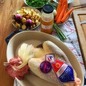 🐓 Au menu 🥕 Poulet de Bresse, pommes de terre grenaille, petits pois & carottes, avec un petit plus qui fait la différence... nous y ajoutons l'un de nos fonds de volaille concentré pour un jus digne de ce nom ✨

Petit zoom sur ces fonds que nous élaborons avec des carcasses de volaille, de l'eau, des carottes, des oignons, des poireaux, du vin blanc, du thym, laurier, clous de girofle et poivre en grain. Ils sont Idéals pour rallonger les jus lors de la cuisson de vos viandes et volailles ou pour assaisonner vos accompagnements !

👉🏼 Commander en ligne > lecoqhardi-by-mieral.com ou lien en bio

#volailledebresse #bresse #savoirfaire #authentique #plaisirdetable #epicurien
