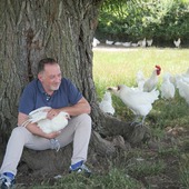 Valéry Miéral 🐓🇫🇷
À la tête de la Maison depuis 2009, Valéry incarne la continuité d'une maison familiale unique dans la région. Fils de Jean-Claude, il fait entrer l’entreprise dans une nouvelle ère, conjuguant fidélité aux éleveurs historiques, excellence artisanale et rayonnement international ✨

Véritable trait d’union entre le terroir et les artisans des métiers de la bouche du monde entier, il porte haut les couleurs de la volaille de Bresse. En 2024, il recevait des mains de Guillaume Gomez ambassadeur de la gastronomie, la Médaille de l'ordre national du Mérite Agricole ! 

👉🏽 https://lecoqhardi-by-mieral.com/

#mieral #guillaumegomez #mériteagricole #pouletdebresse #aopbresse
