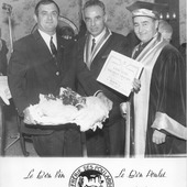 Quel joli souvenir, alors que les Glorieuses de Bresse approchent, nous retombons sur cette photo prise il y a plusieurs dizaines d'années 🐓🥇

Vous reconnaitrez surement @paulbocuse_officiel  et Roger Miéral, le grand-père de Valéry ! Rendez-vous le 17 décembre pour la prochaine édition de Montrevel-en-Bresse. 

#volailledebresse #mieral #aop #terroir #savoirfaire #paulbocuse #bocuse #eleveur
