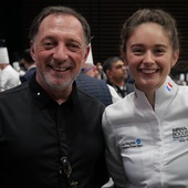 TEAM FRANCE BOCUSE D’OR - Toute l’équipe Miéral est derrière notre candidat français, le chef @paul_marcon et sa commis @camille_pgt_ ! Nous avons eu la chance de pouvoir assister en avant première au début de son épreuve, l’occasion de retrouver quelques têtes connues sur la scène de ce concours historique 🇫🇷🐓 

@teamfrancebocusedor @bocusedor @sirha_lyon 
📸 @margotreinartz 

#sirha #sirhalyon #bocusedor