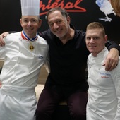 Toujours un plaisir de pouvoir échanger avec les équipes du @paul_bocuse_le_restaurant 🇫🇷🐓

Une histoire qui dure avec notre maison depuis 1960 et qui se perpétue, toujours guidée par la quête d’excellence et la passion pour la Volaille de Bresse ✨

#bocuse #paulbocuse #meilleurouvrierdefrance #lyon #gastronomie #michelinguide #volailledebresse #bresse #aop #mieral 

📸 @margotreinartz
