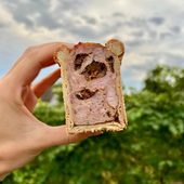 Pâte en croûte lapin fermier de Saône et Loire, pruneaux et lard fumé au bois de hêtre✨ On peut le dire ça semble très très très gourmand 🤤

📌Retrouvez nos pâtes croûtes sur notre boutique en ligne (lien en bio) ou dans notre magasin à Viriat juste à côté de Bourg-en-Bresse 🇫🇷
https://lecoqhardi-by-mieral.com/

#patecroute @pate_croute_france #mieral #lapin #gourmand #epicurien #apero #pateencroute #gastronomie #vin #food #foodies #foodlovers #patecroutelover #bourgenbresse #bresse #aop #terroir Pâté en croûte France @pate_croute_france_official