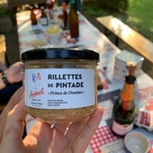 🐓 Les Rillettes de Pintade Prince de Dombes® by Miéral 🇫🇷
Nos rillettes sont élaborées uniquement à partir de chair de volaille (plus de 60%), de fonds et graisses de volaille, relevées d’ail, d’herbes et de condiments soigneusement choisis.

✌🏼 Contrairement à beaucoup de rillettes qui mêlent plusieurs viandes, les nôtres sont 100% volaille : un gage de gourmandise et de sincérité.

#rillette #mieral #pintade